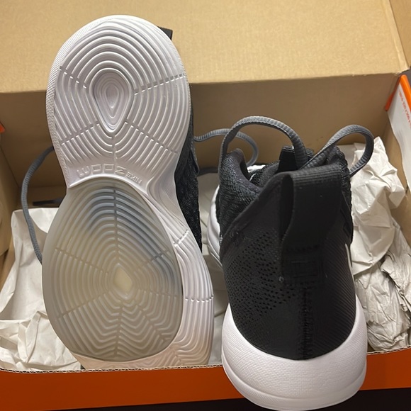 Nike Zoom Rize TB basketball shoe size 3 1/2 women’s - Picture 5 of 5